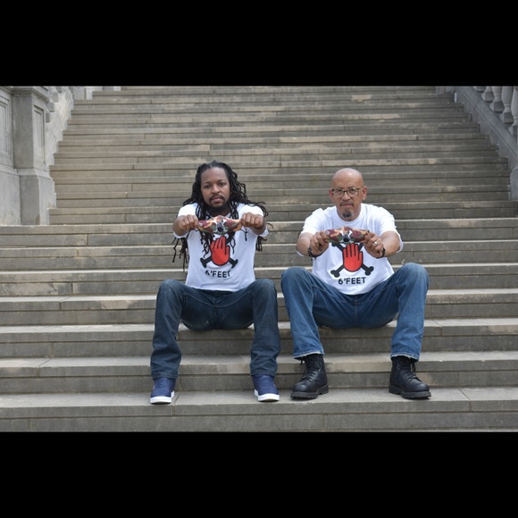 6’ FEET Hand And Cross Bones Tee Shirt - Picture 8 of 9